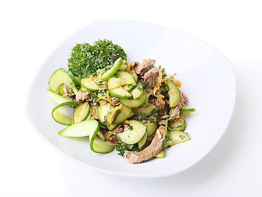 포토 JPG 해외이미지 접시 음식 채소 부분 양파 오이 파슬리 건강 육류 그림자 요리 사람없음 가로 초록색 정원 식사 저녁식사 당근 샐러드 소고기 흰색 신선 지중해 허브 점심식사 고립 절임 개조 해외202004 해외포토 식물 식기 바다 컬러 식재료 뿌리채소 파일형식 이미지허브