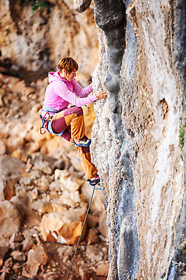 포토 JPG 해외이미지 주간 전신 여자 한명 성인 야외 옆모습 잡기 암벽 오르기 암벽등반 암벽등반가 성인여자한명만 해외202004 해외포토 자연요소 1 뷰포인트 모션 사람 등산 여자한명만 성인여자만 파일형식 이미지허브