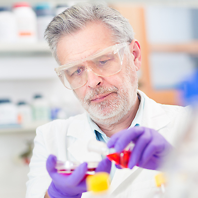 포토 JPG 해외이미지 남자 중년 현미경 한명 사람 상반신 약 플라스크 피펫 중년남자한명만 해외202004 해외포토 1 의학 실험기구 성인 남자한명만 중년남자만 파일형식 이미지허브