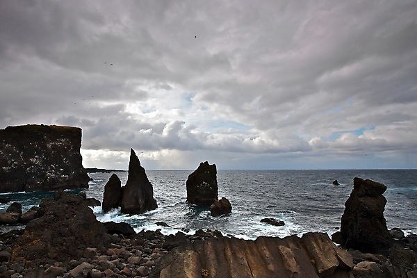 포토 JPG 해외이미지 파도 바다 자연 하늘 아이슬란드 풍경 사람없음 야외 물 어둠 절벽 회색 흰색 시골 못 거친 날카로움 암초 흐림 수평선 해외202004 해외포토 자연요소 유럽 컬러 날씨 공구 생태계 파일형식 이미지허브