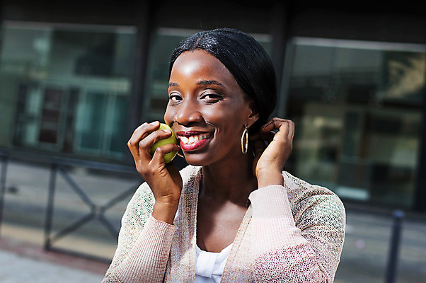 포토 JPG 해외이미지 한명 미소 웃음 사람 초록색 노란색 입 사과 해외202004 해외포토 1 컬러 과일 표정 신체부위 파일형식 이미지허브