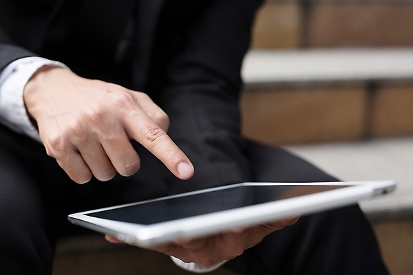 포토 JPG 해외이미지 백인 직업 손 남자 백그라운드 컨셉 인터넷 비즈니스 통신 사람 정장 사람없음 금융 컴퓨터 터치패드 사무실 독서 알약 판매 디지털 스크린 자료 장비 터치 정보 잡기 업무 비즈니스맨 뉴스 중개인 무선전화기 경영자 패드 경영 터치스크린 투자자 해외202004 해외포토 서양인 옷 모션 신체부위 경제 전자제품 약 작업 직장인 전화기 리더 투자 파일형식 이미지허브