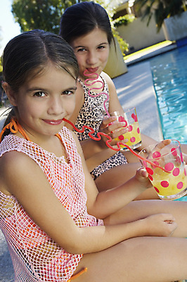 포토 JPG 해외이미지 주간 응시 여자 수영복 어린이 잔 수영장 빨대 들기 앉기 소녀 상반신 야외 두명 옆모습 마시기 물기 소녀만 해외202004 해외포토 자연요소 식기 시선 옷 뷰포인트 모션 사람 여자만 어린이만 파일형식이미지허브