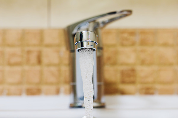 포토 JPG 해외이미지 디자인 주택 사람없음 내부 물 빛 금속 주방 목욕 장비 젖음 흐름 욕실 물방울 도자기 액체 개울 고급 닫기 떨어짐 위생 은색 갈증 순수 묘사 싱크대 수도꼭지 낭비 구식 위생관리 철강 스플래쉬 공급 스타일 해외202004 해외포토 자연요소 컬러 컨셉 모션 재질 관리 건물 강 청결 개수대 파일형식 이미지허브