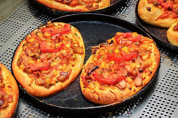 포토 JPG 해외이미지 접시 산업 음식 빵 토마토 치즈 피자 쟁반 요리 사람없음 식사 저녁식사 이탈리아 시골 신선 작음 굽기 지중해 바질 점심식사 모짜렐라치즈 미니 채식주의자 철강 피타 해외202004 해외포토 식기 유럽 바다 채소 유제품 패스트푸드 서양음식 크기 구이 채식 파일형식 이미지허브