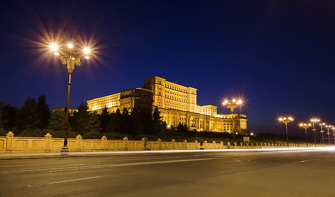 포토 JPG 해외이미지 유럽 도로 여행 건축양식 하늘 조명 거리 바닥 미술 사람 사람없음 야외 건물 빛 검은색 어둠 궁전 수확 도시 역사 야간 큼 정사각형 루마니아 국회 부쿠레슈티 옛날 스타일 해외202004 해외포토 자연요소 도형 건축물 건축 나라 길 컬러 고건축 농업 교통시설 문화예술 크기 파일형식 이미지허브