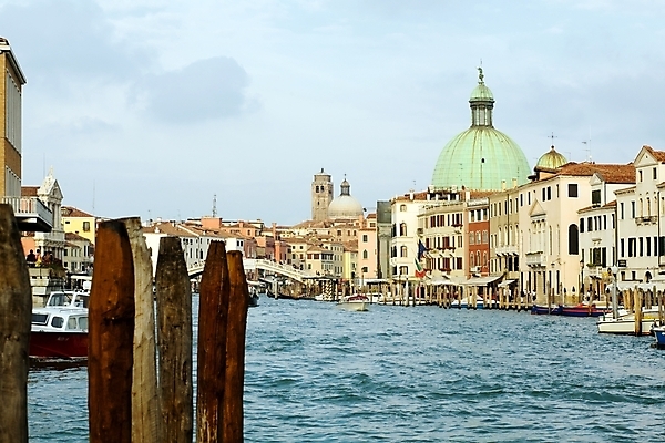포토 JPG 해외이미지 전통 외관 유럽 문화 여행 건축양식 주택 사람없음 건물 물 강 여행객 이탈리아 도시 운하 장면 베네치아 해외202004 해외포토 자연요소 건축물 건축 나라 사람 파일형식 이미지허브