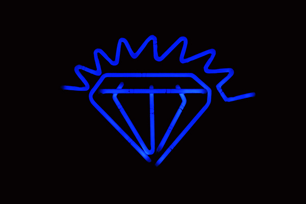 포토 JPG 해외이미지 모양 디자인 선 백그라운드 추상 사람없음 그래픽 파란색 빛 에너지 고급 야간 크리스탈 보석 심볼 사인 네온 다이아몬드 펑키 빛망울 광 엘리먼트 효과 해외202004 해외포토 자연요소 컬러 컨셉 무늬 광석 파일형식 이미지허브