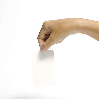 포토 JPG 해외이미지 손 종이 명함 실내 들기 신체부위 잡기 보여주기 목업 해외202004 해외포토 모션 사람 내부 파일형식 이미지허브