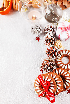 포토 JPG 해외이미지 별 리본 음식 크리스마스 오렌지 휴가 선물 사람없음 장식 빨간색 쿠키 케이크 시골 달콤 은색 설탕 굽기 심볼 활 냅킨 원뿔 시나몬 핸드메이드 해외202004 해외포토 자연요소 도형 기념일 컬러 과일 디저트 맛 구이 파일형식 이미지허브