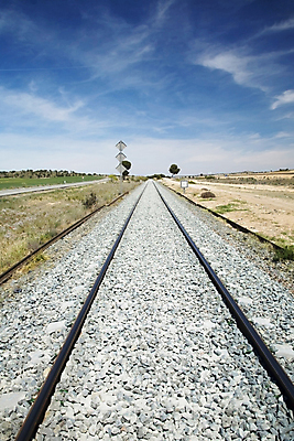 포토 JPG 해외이미지 나무 유럽 도로 하늘 산 사람없음 금속 운전 기차 스페인 역 방향 왼쪽 사인 엔진 방법 직진 해외202004 해외포토 식물 나라 길 육상교통 교통시설 모션 재질 대중교통 파일형식 이미지허브