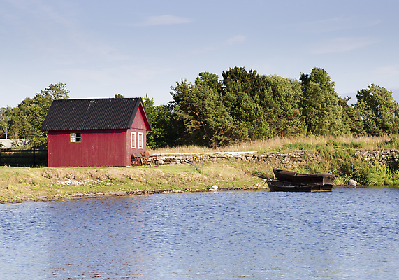 포토 JPG 해외이미지 나무 구름 창문 하늘 주택 사람없음 빨간색 물 파란색 울타리 바위 쌍 보트 나룻배 암초 해외202004 해외포토 자연요소 식물 컬러 배_교통 건물 담장 돌_바위 파일형식 이미지허브