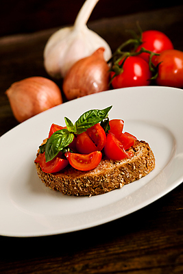 포토 JPG 해외이미지 빵 다이어트 토마토 방울토마토 탁자 양파 건강 마늘 사람없음 식사 이탈리아 샐러드 시골 만취 토스트 브루스케타 채식주의자 해외202004 해외포토 유럽 음식 가구 채소 채식 술취함 파일형식 이미지허브