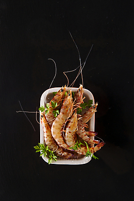 포토 JPG 해외이미지 그릇 잎 검은배경 새우 실내 사람없음 신선 레몬 담기 해외202004 해외포토 식물 식기 백그라운드 과일 모션 갑각류 내부 검은색 파일형식 이미지허브