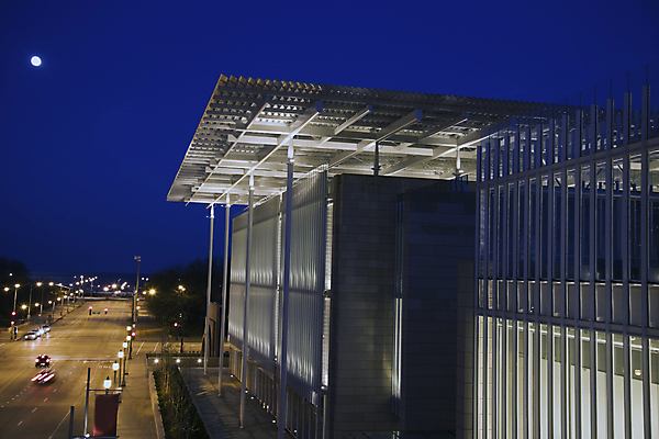 포토 JPG 해외이미지 건축양식 창문 자동차 하늘 거리 사람없음 도시풍경 사무실 검은색 고층빌딩 보름달 달 도시 도심 야간 시티라이프 스카이라인 시카고 해외202004 해외포토 자연요소 라이프스타일 건축 육상교통 컬러 비즈니스 풍경 빌딩 미국 파일형식 이미지허브