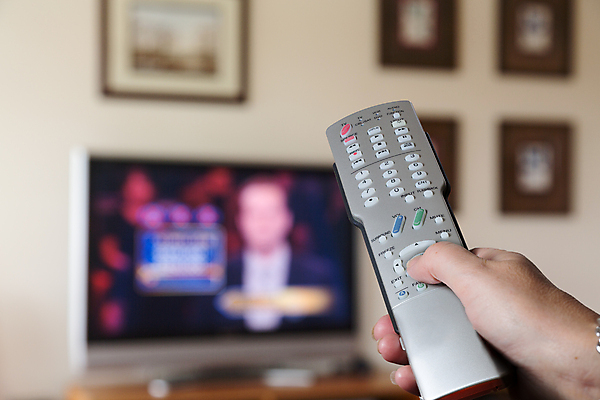 포토 JPG 해외이미지 손 통신 손가락 주택 실내 사람 사람없음 내부 세로 세트 디지털 스크린 텔레비전 방 장비 엄지손가락 관찰 잡기 변화 리모컨 소프트포커스 손목시계 영화 전자 언론 동영상 채널 키패드 해외202004 해외포토 시계 컨셉 장신구 모션 문화예술 촬영기법 건물 신체부위 전자제품 파일형식 이미지허브