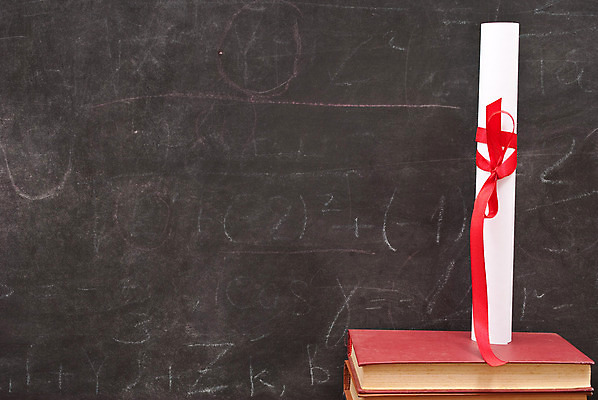 포토 JPG 해외이미지 교육 리본 비즈니스 졸업 교실 학교 성공 실내 사람없음 내부 책 빨간색 스터디 우주 검은색 칠판 공백 흰색 가르침 졸업장 실크 두루마리 책상 활 대학교 문서 롤 최초 증명서 총각 해외202004 해외포토 컬러 가구 컨셉 학습 직물 파일형식 이미지허브