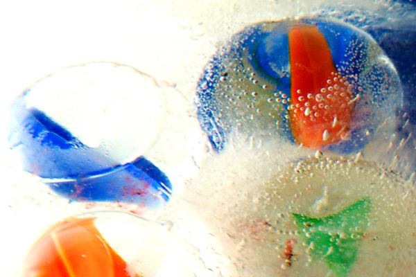 포토 JPG 해외이미지 축구공 사람없음 물 장난감 얼음 원형 투명 시원함 오브젝트 정사각형 고체 해외202004 해외포토 자연요소 도형 공 축구용품 파일형식 이미지허브