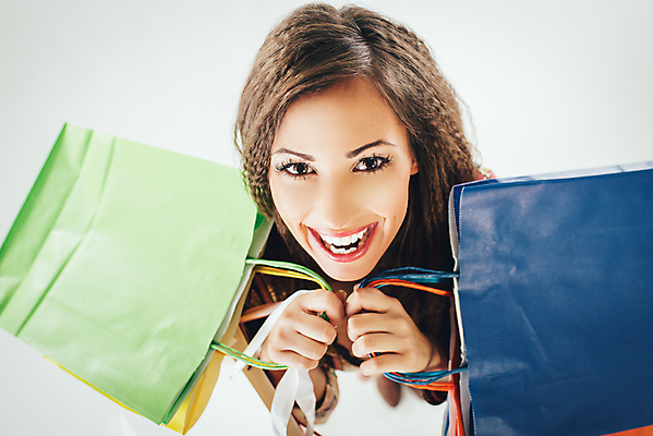 포토 JPG 해외이미지 라이프스타일 응시 행복 휴식 한명 웃음 가로 쇼핑 쇼핑백 유행 세일 구매 고객 흰배경 소매 쇼퍼홀릭 카피스페이스 해외202004 해외포토 1 시선 감정 백그라운드 컨셉 가방 표정 사람 생활 공백 흰색 파일형식 이미지허브