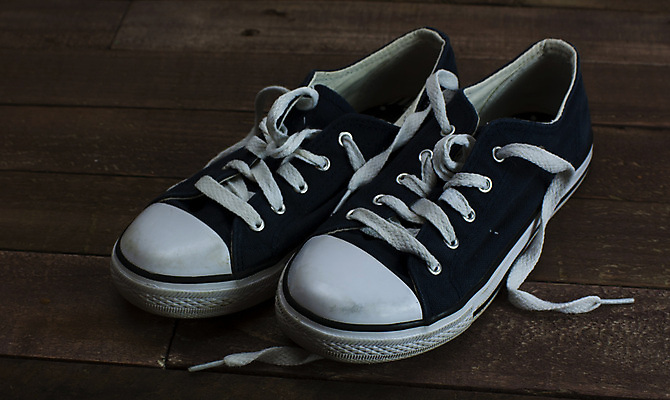 포토 JPG 해외이미지 백그라운드 운동화 신발 발 거리 사람 사람없음 파란색 청춘 유행 수확 흰색 도시 쌍 정상 복고 캔버스 고립 그런지 양발 옛날 스타일 해외202004 해외포토 컬러 컨셉 농업 신체부위 파일형식 이미지허브