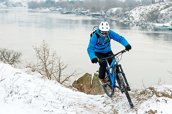 포토 JPG 해외이미지 라이프스타일 남자 호수 겨울 산 한명 풍경 성인 야외 자전거 승차 헬멧 언덕 라이더 산악자전거 성인남자한명만 해외202004 해외포토 1 계절 모션 사람 생활 바이크 보호장비 남자한명만 성인남자만 파일형식 이미지허브