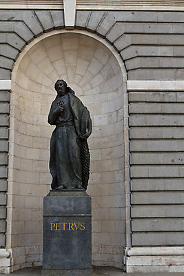 포토 JPG 해외이미지 유럽 종교 벽 조각 건축양식 열쇠 어업 미술 사람없음 야외 건물 조각상 성당 교회 금속 수확 도시 그물 예수 역사 스페인 낚시꾼 천국 마드리드 스페인어 옛날 해외202004 해외포토 건축물 건축 나라 산업 농업 종교건축 재질 문화예술 조형물 신_종교 파일형식 이미지허브