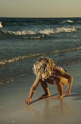 포토 JPG 해외이미지 여자 행복 어린이 모래 파도 바다 놀이 휴가 수영장 한명 정장 야외 물 태양 수영 일몰 기쁨 서핑 호기심 발견 걸음마 해외202004 해외포토 자연요소 1 옷 감정 컨셉 모션 사람 노을 수상스포츠 파일형식 이미지허브