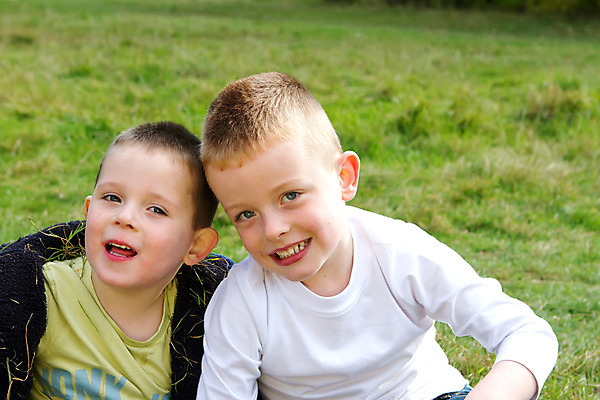 포토 JPG 해외이미지 식물 백인 남자 꽃 행복 얼굴 어린이 셔츠 밭 포옹 자연 놀이 하늘 함께함 건강 사람 소년 두명 초록색 금발 태양 노란색 정원 봄 기쁨 흰색 쌍 형제 걸음마 해외202004 해외포토 자연요소 서양인 헤어스타일 계절 감정 컬러 컨셉 상의 농업 가족 안기 모션 신체부위 생태계 파일형식 이미지허브