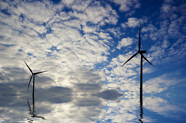 포토 JPG 해외이미지 구름 산업 바다 날개 자연 하늘 바람 서기 안전 풍경 사람없음 물 여름 파란색 농장 반사 환경 탑 힘 재활용 풍차 발전기 에너지 행운 서비스 에코 생태계 프로펠러 철사 연료 세대 방앗간 생태학 전압 해외202004 해외포토 자연요소 건축물 계절 교육 컬러 컨셉 농업 모션 날씨 발전소 친환경 파일형식 이미지허브