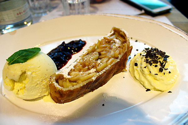 포토 JPG 해외이미지 전통 접시 유럽 음식 조각 과일 부분 공 탁자 아이스크림 디저트 요리 사람없음 케이크 식당 얼음 식사 빵집 사막 흰색 시골 신선 달콤 맛 사과 설탕 굽기 민트 크림 프랑스어 바닐라 타르트 페스츄리 핸드메이드 해외202004 해외포토 자연요소 문자 식기 나라 빵 컬러 가구 컨셉 상점 구이 허브 파이_빵 파일형식 이미지허브