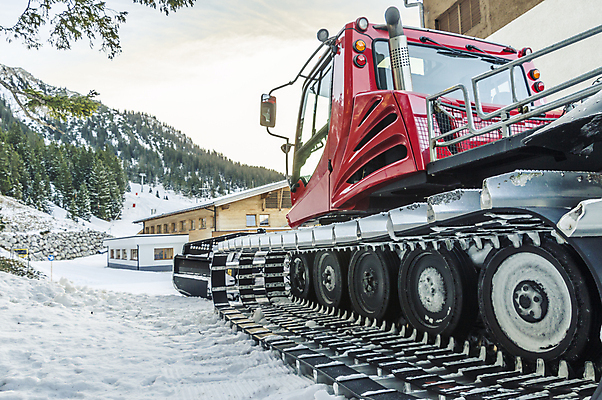포토 JPG 해외이미지 나무 계절 유럽 크리스마스 겨울 교통시설 자동차 산 사람없음 빨간색 힘 기계 장비 소나무 오스트리아 숲 12월 알프스 1월 추적 힘찬 눈내림 획기적 해외202004 해외포토 식물 기념일 나라 육상교통 컬러 교통 컨셉 모션 눈_날씨 날짜 시설 파일형식 이미지허브