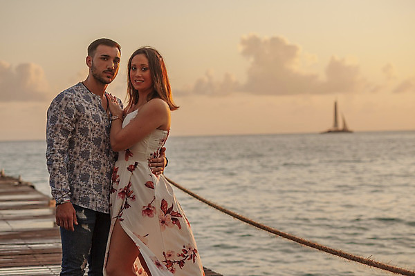 포토 JPG 해외이미지 백인 라이프스타일 커플 공원 여자 남자 행복 여행 백그라운드 2 데이트 가족 관계 자연 휴가 함께함 사랑 미소 사람 성인 사람없음 야외 여름 햇빛 태양 유행 맑음 일몰 기쁨 흰색 해외202004 해외포토 자연요소 서양인 계절 공공시설 감정 컬러 컨셉 날씨 표정 생활 노을 생태계 파일형식 이미지허브