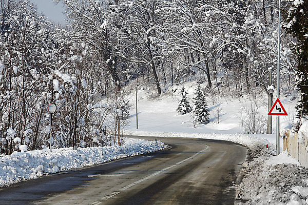 포토 JPG 해외이미지 나무 계절 도로 스포츠 여행 겨울 곡선 자연 날씨 풍경 사람없음 야외 냉동 이탈리아 추위 흰색 시골 숲 아스팔트 사인 서리 장면 산기슭 내추럴 피에몬테 눈내림 해외202004 해외포토 식물 유럽 길 선 컬러 교통시설 산 눈_날씨 생태계 파일형식 이미지허브
