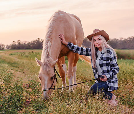 포토 JPG 해외이미지 식물 동물 옷 여자 얼굴 셔츠 밭 자연 하늘 한명 앉기 성인 10대 파란색 금발 농장 마을 우정 터치 청바지 시골 잡기 카우보이 농부 철 체크무늬 내추럴 라이더 스타일 해외202004 해외포토 직업 1 헤어스타일 컬러 상의 무늬 농업 바지 모션 청소년 사람 신체부위 친구 생태계 파일형식 이미지허브
