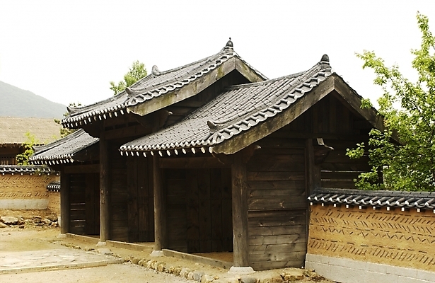 포토 JPG 주간 한국문화 한국전통 전통 시설물 건축 백그라운드 고건축 한국건축 한옥 주택 기와집 풍경 사람없음 야외 동양건축 대문 전통집 국내포토 자연요소 동양문화 건축물 한국 건물 문 파일형식 동양