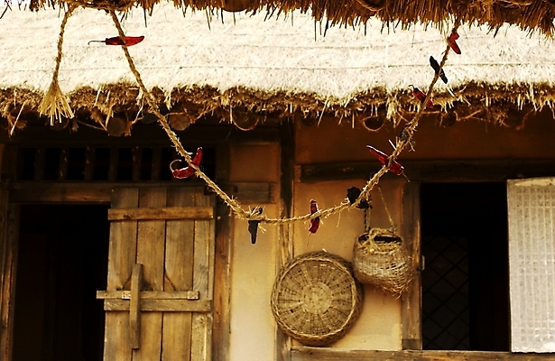포토 JPG 주간 한국문화 한국전통 전통 시설물 건축 백그라운드 고건축 한국건축 자연 한옥 주택 초가집 사람없음 야외 동양건축 금줄 국내포토 자연요소 동양문화 건축물 줄 한국 건물 생태계 파일형식 동양