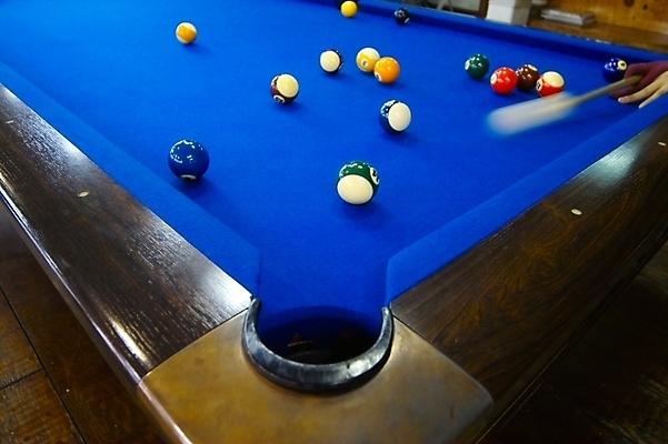 포토 JPG 손 남자 스포츠용품 스포츠 레저 실내 사람 레포츠 운동 구기 당구 포켓볼 당구공 당구용품 당구대 당구채 남자만 국내포토 공 건강 내부 신체부위 오브젝트 파일형식