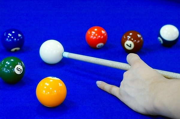 포토 JPG 손 남자 스포츠용품 스포츠 포즈 레저 실내 사람 신체부위 레포츠 운동 구기 당구 포켓볼 당구공 당구용품 당구대 당구채 국내포토 공 건강 내부 오브젝트 파일형식