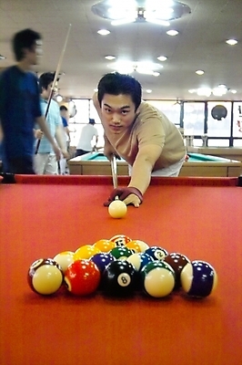 포토 JPG 남자 스포츠 포즈 레저 실내 사람 동양인 여러명 상반신 앞모습 레포츠 운동 구기 당구 포켓볼 당구공 당구용품 당구대 당구채 당구장 남자만 국내포토 스포츠용품 뷰포인트 다수 공 건강 인종 내부 파일형식