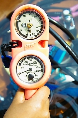 포토 JPG 주간 손 스포츠용품 사람 야외 레포츠 장비 스노클링 스쿠버다이빙 산소통 계량기 산소 스쿠버다이빙용품 국내포토 자연요소 스포츠 레저 통 신체부위 수상스포츠 원소 오브젝트 파일형식