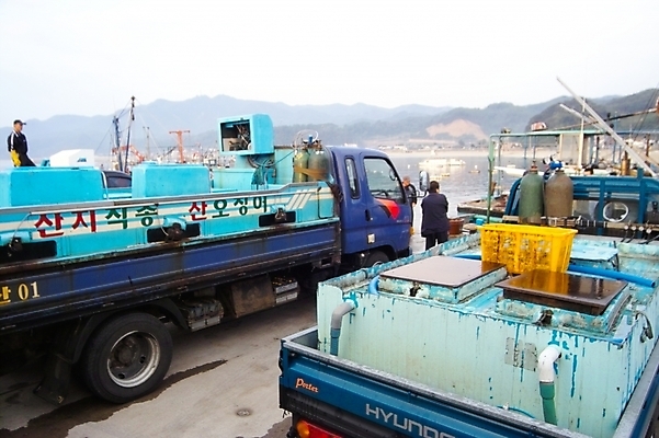 포토 JPG 주간 수상교통 어업 사람 야외 트럭 수조 배송 어촌 물탱크 국내포토 자연요소 산업 교통수단 자동차 시골 파일형식