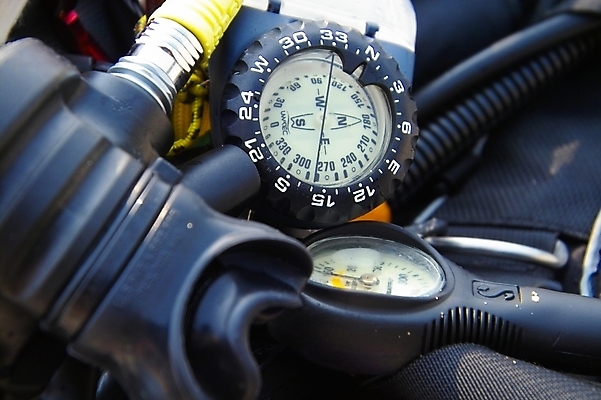 포토 JPG 주간 스포츠용품 사람없음 야외 레포츠 장비 스노클링 나침반 스쿠버다이빙 산소통 계량기 산소 스쿠버다이빙용품 국내포토 자연요소 스포츠 레저 통 수상스포츠 원소 오브젝트 파일형식