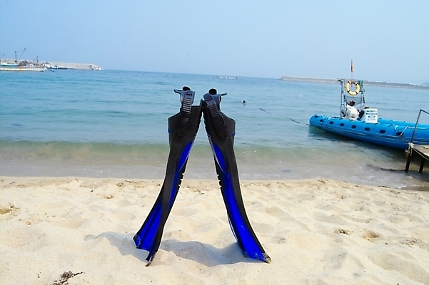 포토 JPG 주간 모래 스포츠용품 바다 교통 수상교통 해변 사람없음 야외 레포츠 모래사장 보트 스노클링 오리발 스쿠버다이빙 스쿠버다이빙용품 선박 국내포토 자연요소 교통수단 스포츠 배_교통 레저 수상스포츠 오브젝트 파일형식