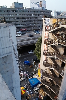 포토 JPG 주간 시설물 현대건축 건축 도로 아파트 사람없음 야외 건물 하이앵글 계단 건축부분 파라솔 시장 노점상 국내포토 자연요소 건축물 길 뷰포인트 교통시설 주택 파일형식