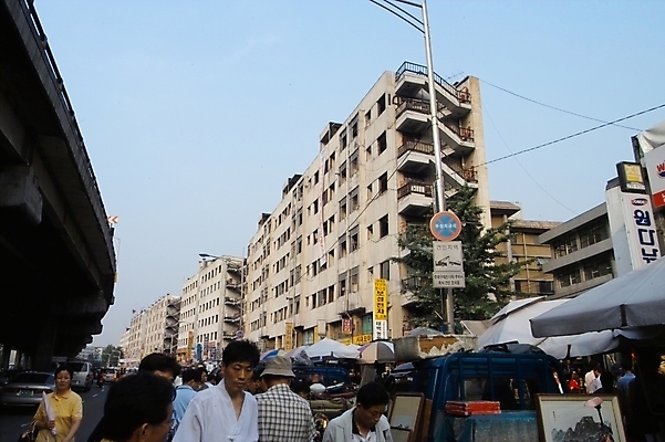 포토 JPG 주간 시설물 건축 자연 아파트 서울 사람 풍경 야외 건물 계단 시장 노점상 국내포토 자연요소 건축물 주택 한국 생태계 파일형식