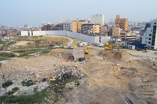 포토 JPG 주간 시설물 건축물 건축 아파트 공사 사람없음 야외 건물 계단 건설현장 포크레인 공터 국내포토 자연요소 주택 건설업 중장비 파일형식