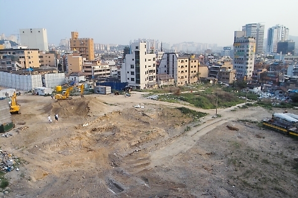 포토 JPG 주간 시설물 건축물 건축 아파트 공사 사람없음 야외 건물 계단 건설현장 포크레인 공터 국내포토 자연요소 주택 건설업 중장비 파일형식