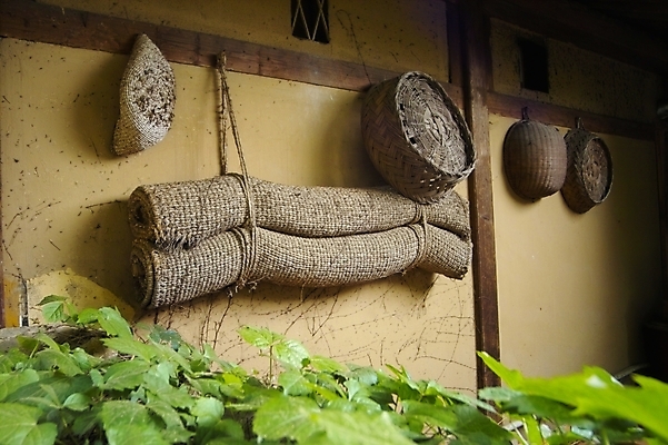 포토 JPG 주간 한국문화 한국전통 전통 시설물 건축 벽 잎 나뭇잎 주택 사람없음 야외 소쿠리 멍석 국내포토 자연요소 식물 동양문화 건축물 한국 건물 바구니 파일형식