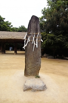 포토 JPG 주간 나무 식물 전통 건축 종교 상징 조각 종교용품 종교건축 미술 사람없음 야외 동상 조각상 정원 작품 무속 금줄 조각_조소 국내포토 자연요소 줄 문화예술 조형물 기념물 조소 파일형식