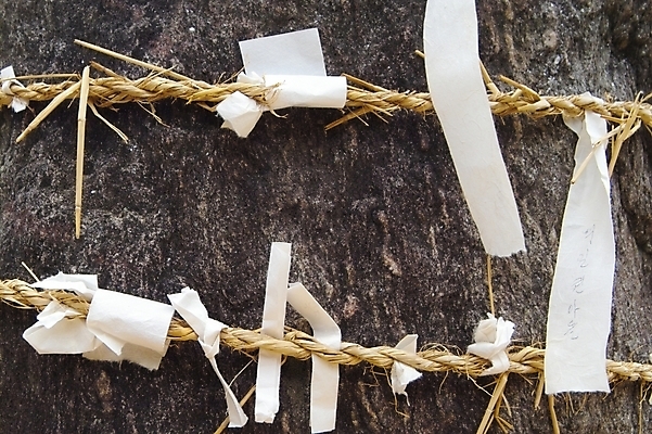 포토 JPG 전통 종교 문화 종교용품 건강 사람없음 돌_바위 무속 무속신앙용품 금줄 샤먼 국내포토 줄 중국 파일형식